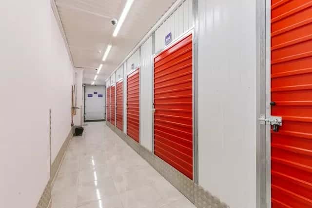 Corredor de unidades de self-storage no Allstorage Alcântara