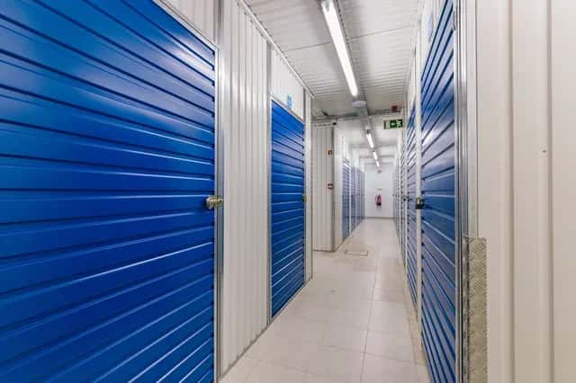 Corredor de unidades de self-storage com portas azuis