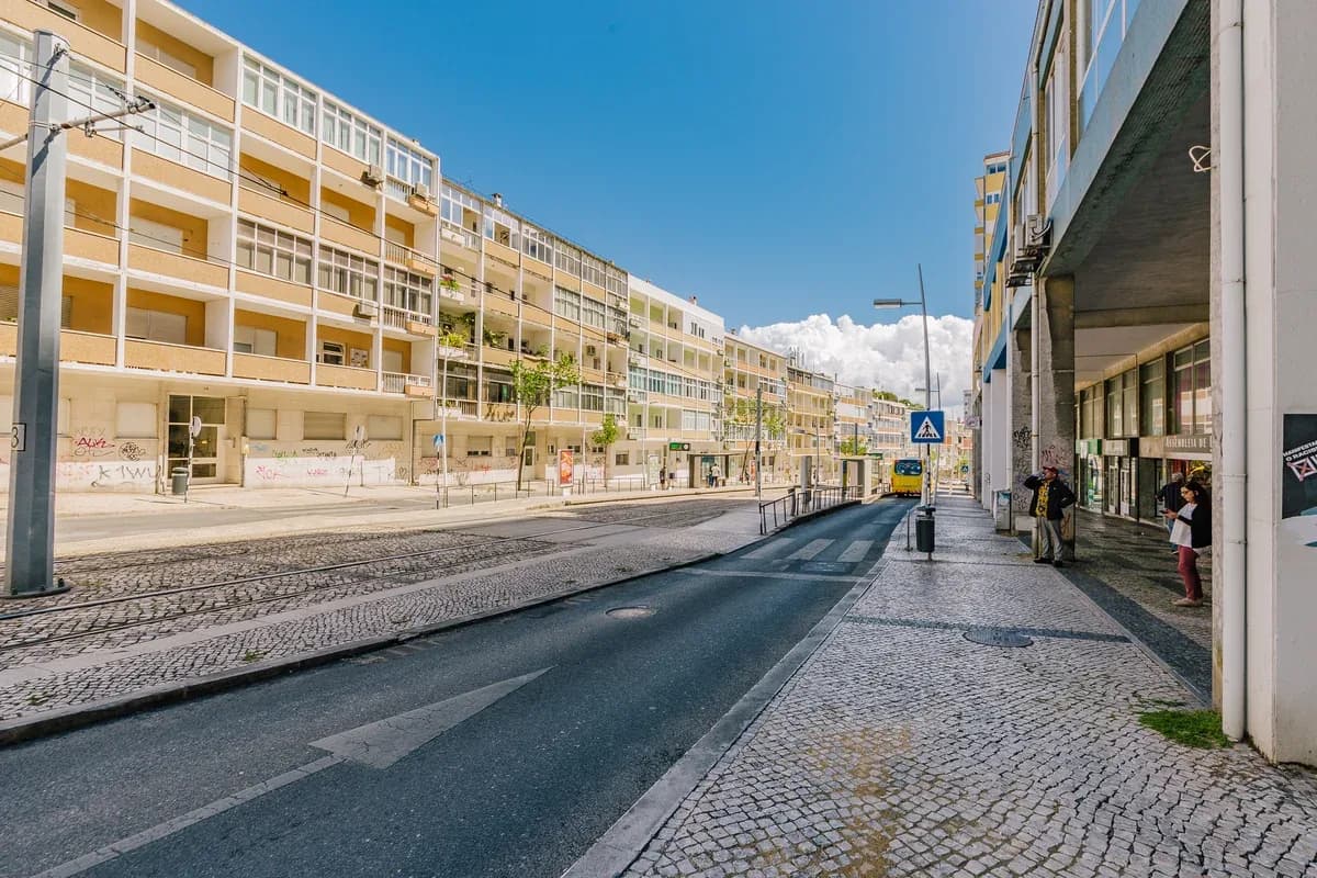 Vista da rua em frente à Allstorage Almada