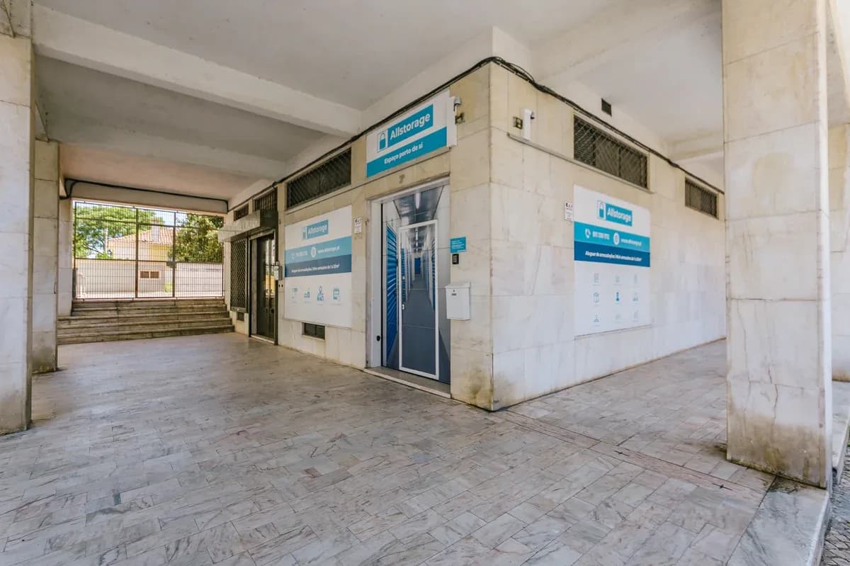 Entrada da instalação Allstorage Benfica