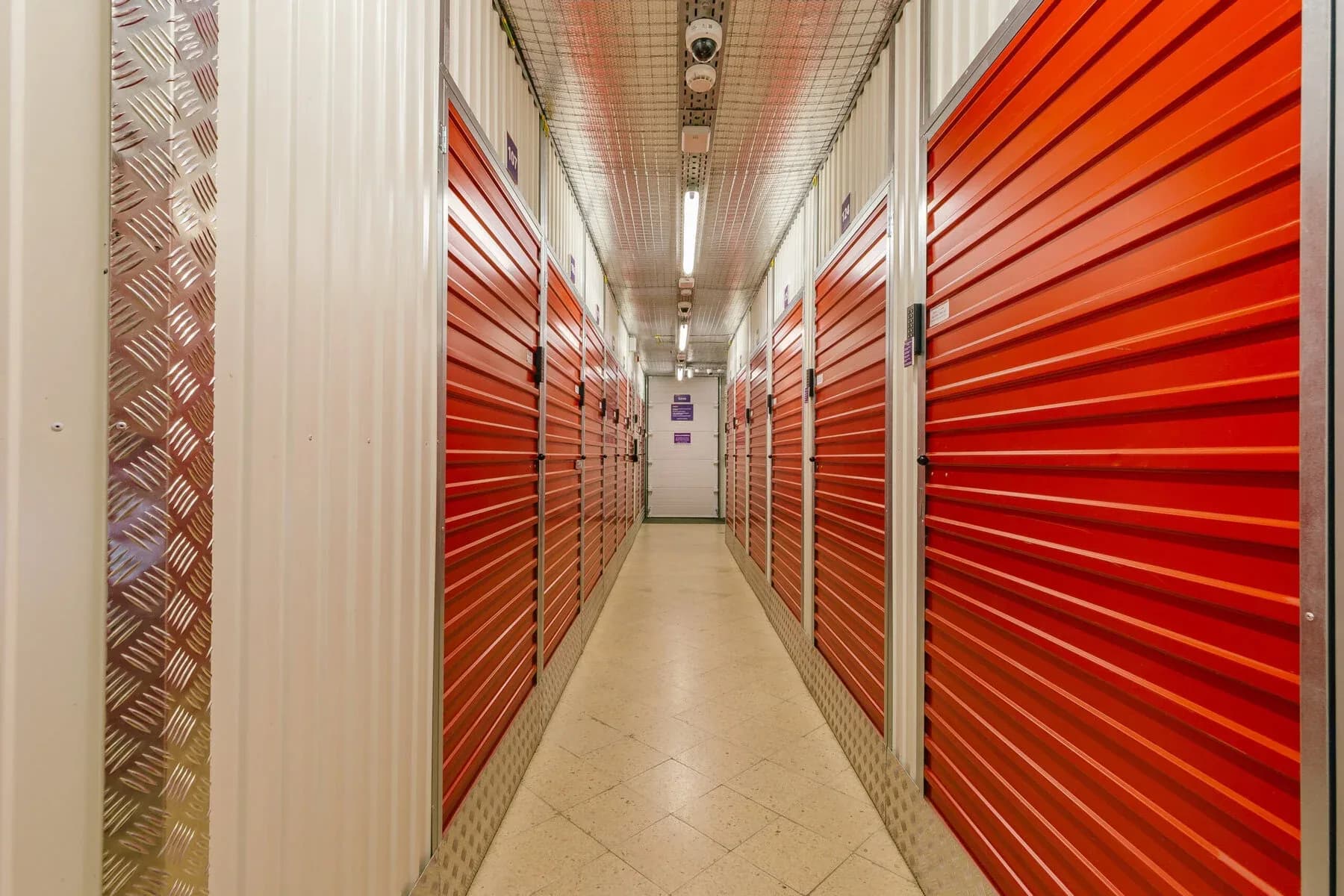 Corredor de unidades de self-storage no Allstorage Damasceno Monteiro