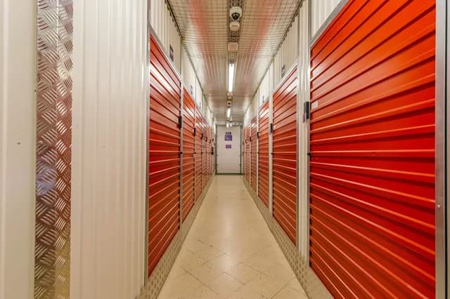Corredor e boxes de self storage (imagem genérica)