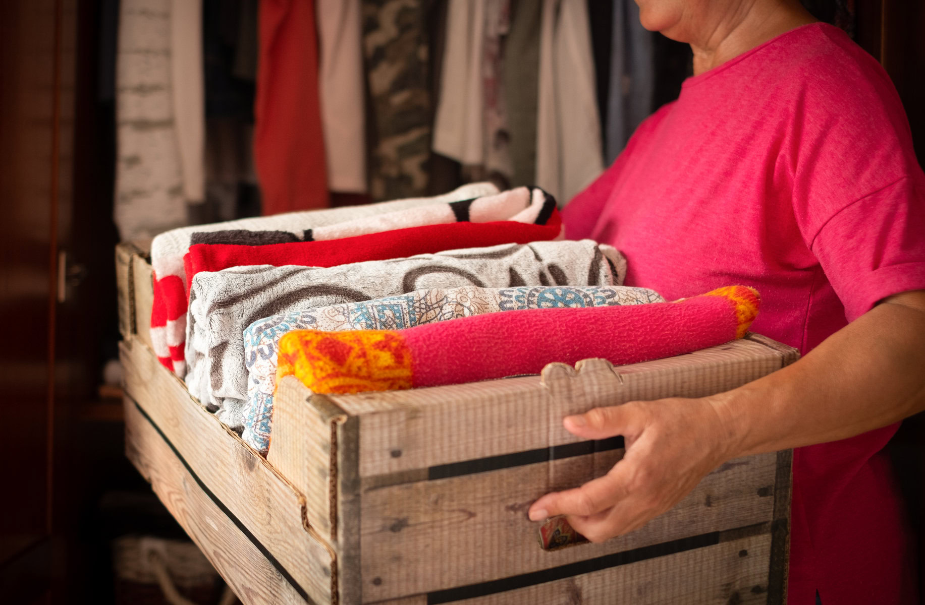 Como o Self Storage da Allstorage Pode Ajudar a Guardar Roupas Fora de Estação