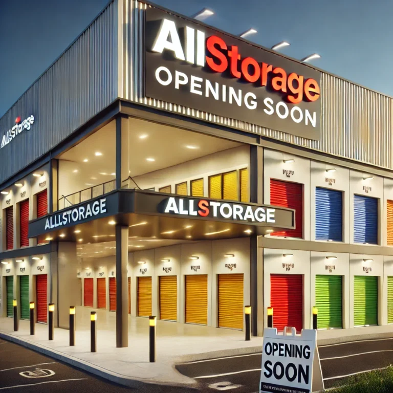 Allstorage Self storage Exterior de um depósito de dois andares com portas coloridas. Uma grande placa diz Todos os depósitos abrindo em breve. Uma placa de Abertura em breve também está na calçada. O prédio está iluminado, indicando o lançamento de um novo negócio. Arrecadacoes e armazens para alugar