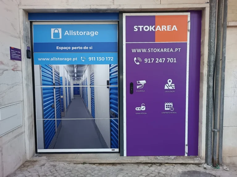 Allstorage Self storage Entrada de um depósito com portas azuis exibindo a marca 